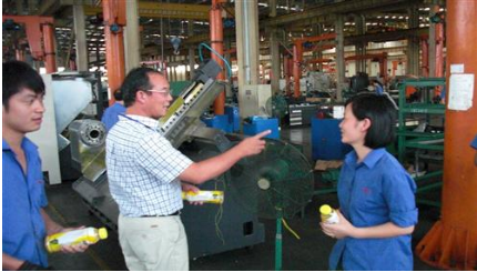 日發(fā)精機領(lǐng)導“夏日送清涼”到車(chē)間